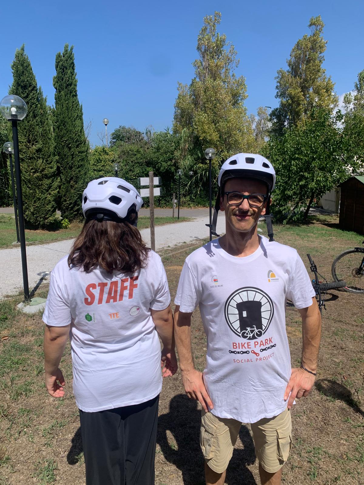 Ragazzi al lavoro nella ciclofficina del Bike Park al Parco del Mulino di Livorno, con biciclette a pedalata assistita.