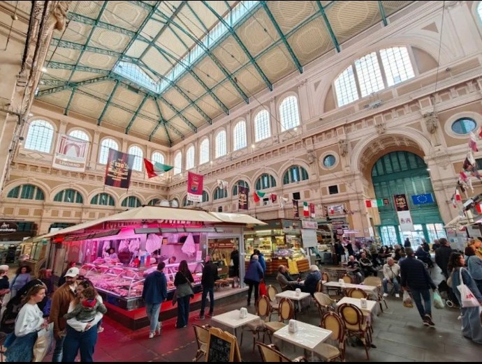 Julia Buckley al Mercato Centrale di Livorno, luogo chiave del suo racconto sul Times.