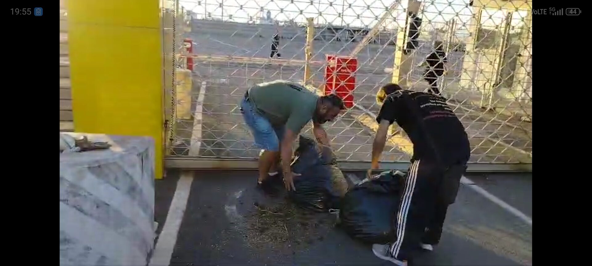 Sacchi di letame e pompe di benzina bloccate durante la protesta USB a Stagno