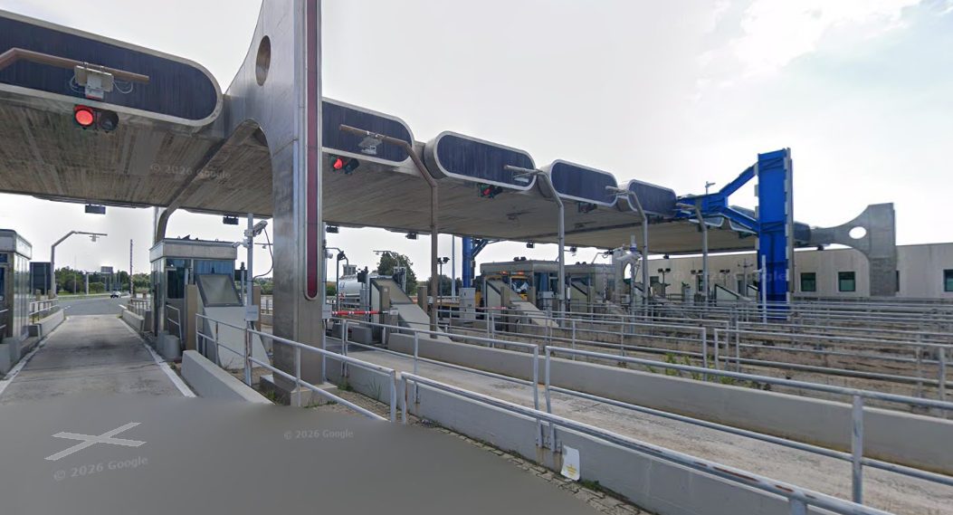 Segnaletica stradale con indicazioni per l'autostrada A12 e deviazioni per lavori tra Collesalvetti e Rosignano.