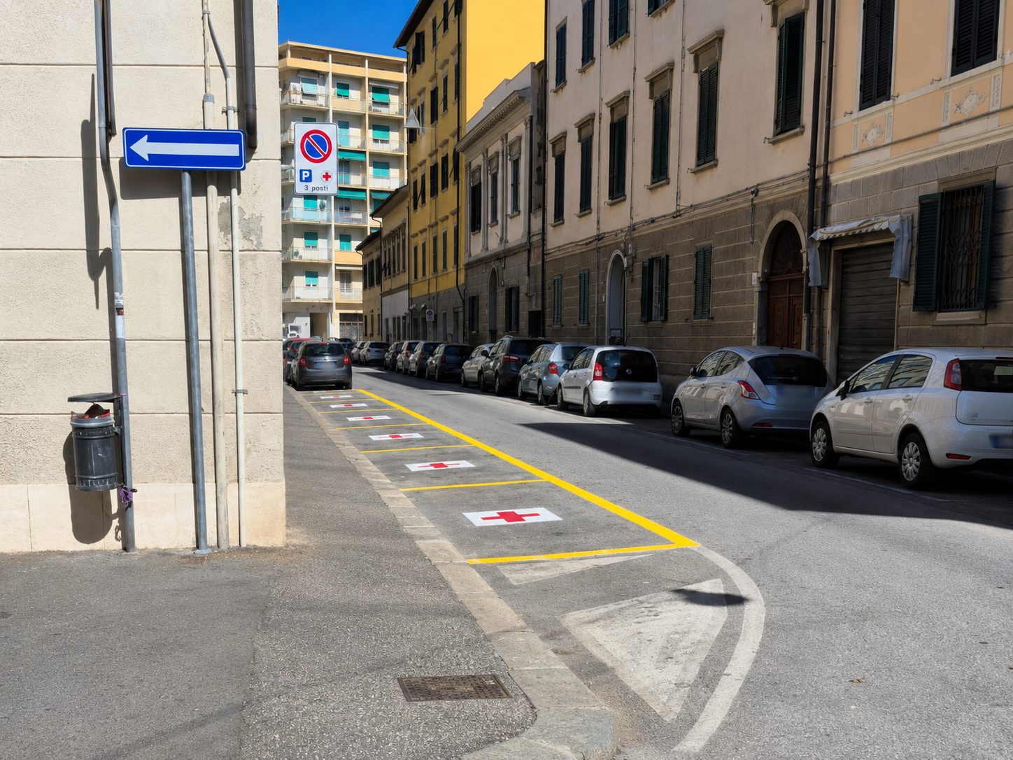Nuovi stalli di sosta in Via Ernesto Rossi a Livorno, destinati a mezzi per persone con disabilità.