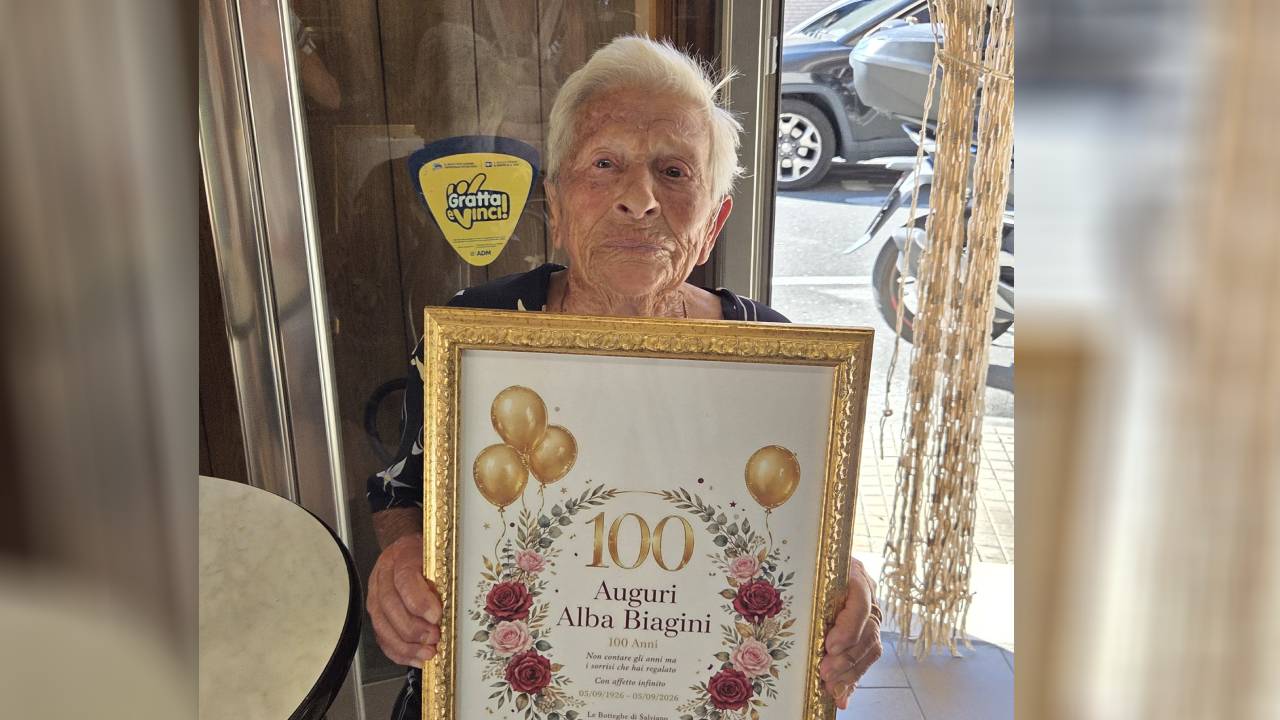 Alba Biagini Bernini, centenaria materassaia di Livorno, sorridente durante la sua festa.