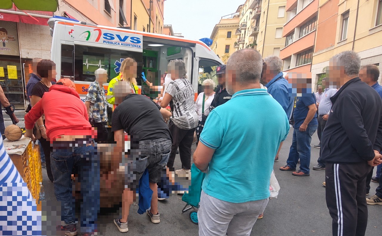 Ambulanza della Pubblica Assistenza SVS di Livorno interviene per soccorrere due anziani in strada.