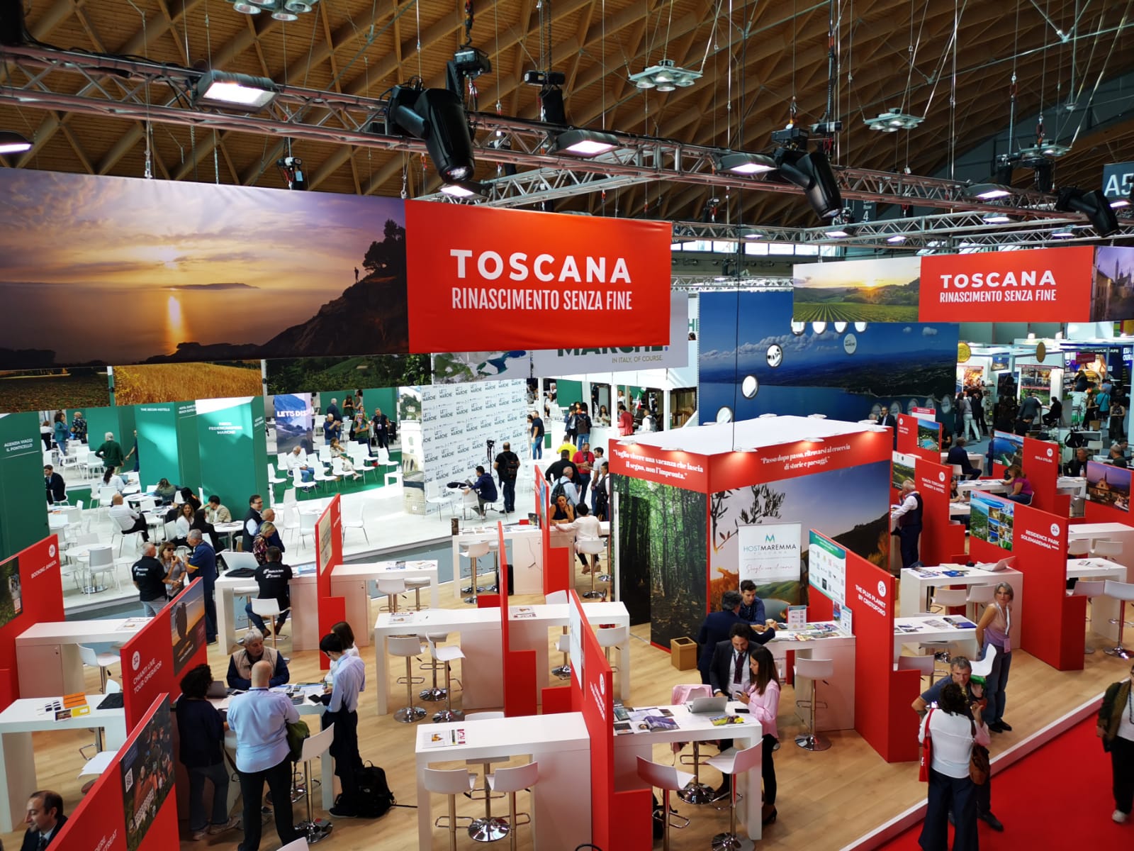 Stand promozionale di Livorno al TTG di Rimini con materiali su turismo, cultura ed esperienze locali