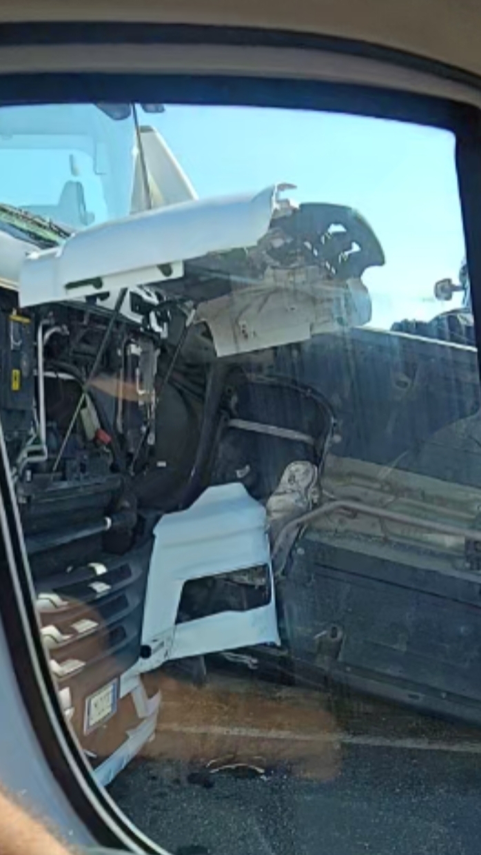 Incidente sulla Fi-Pi-Li con un tir che schiaccia un'auto contro il guardrail