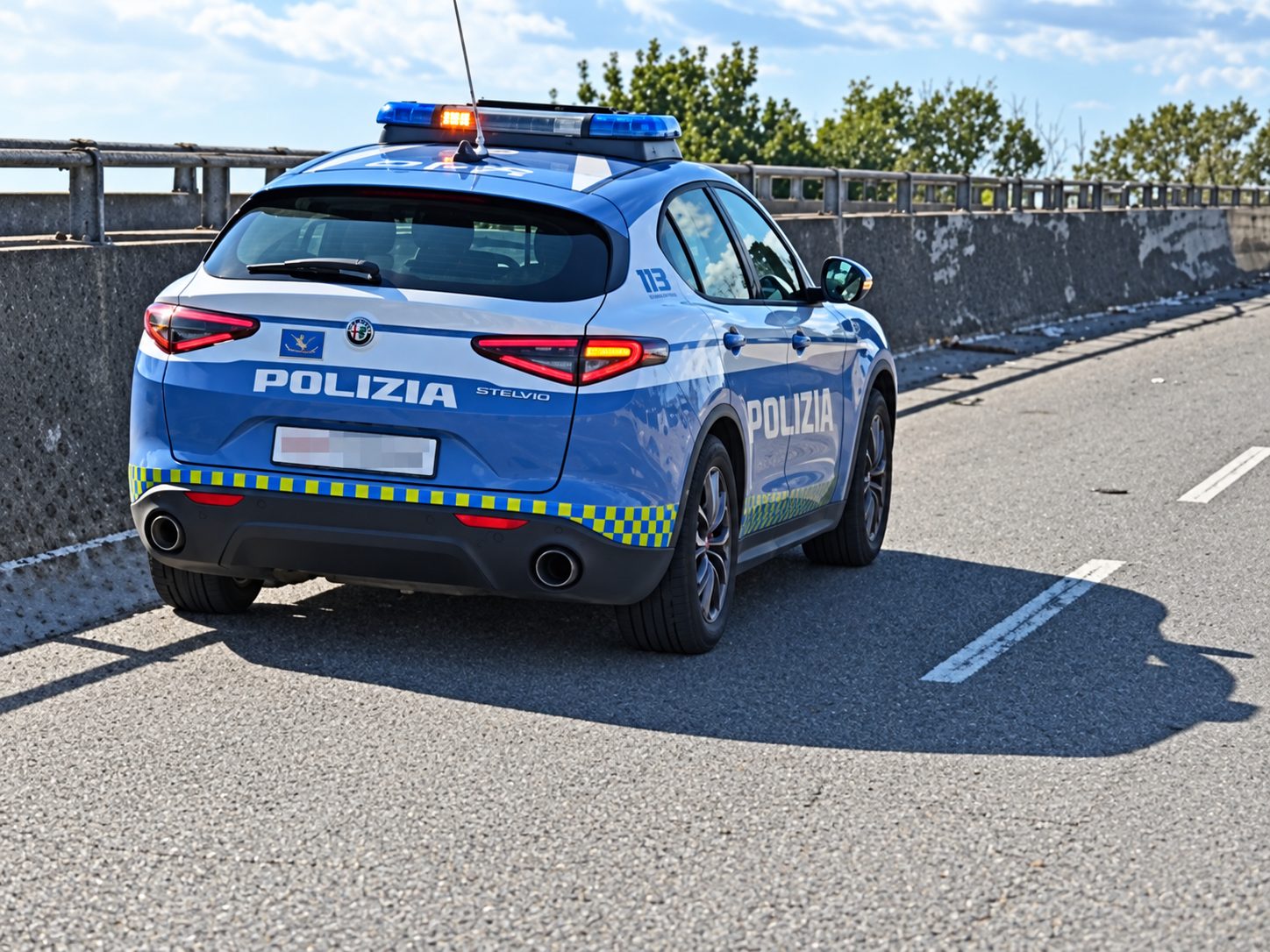 Autocarro fermato dalla Polizia sulla FI-PI-LI con droga e contanti