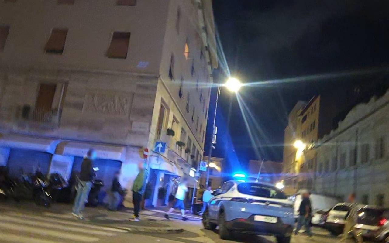 Volanti della Polizia di Stato in piazza della Repubblica a Livorno dopo una rapina