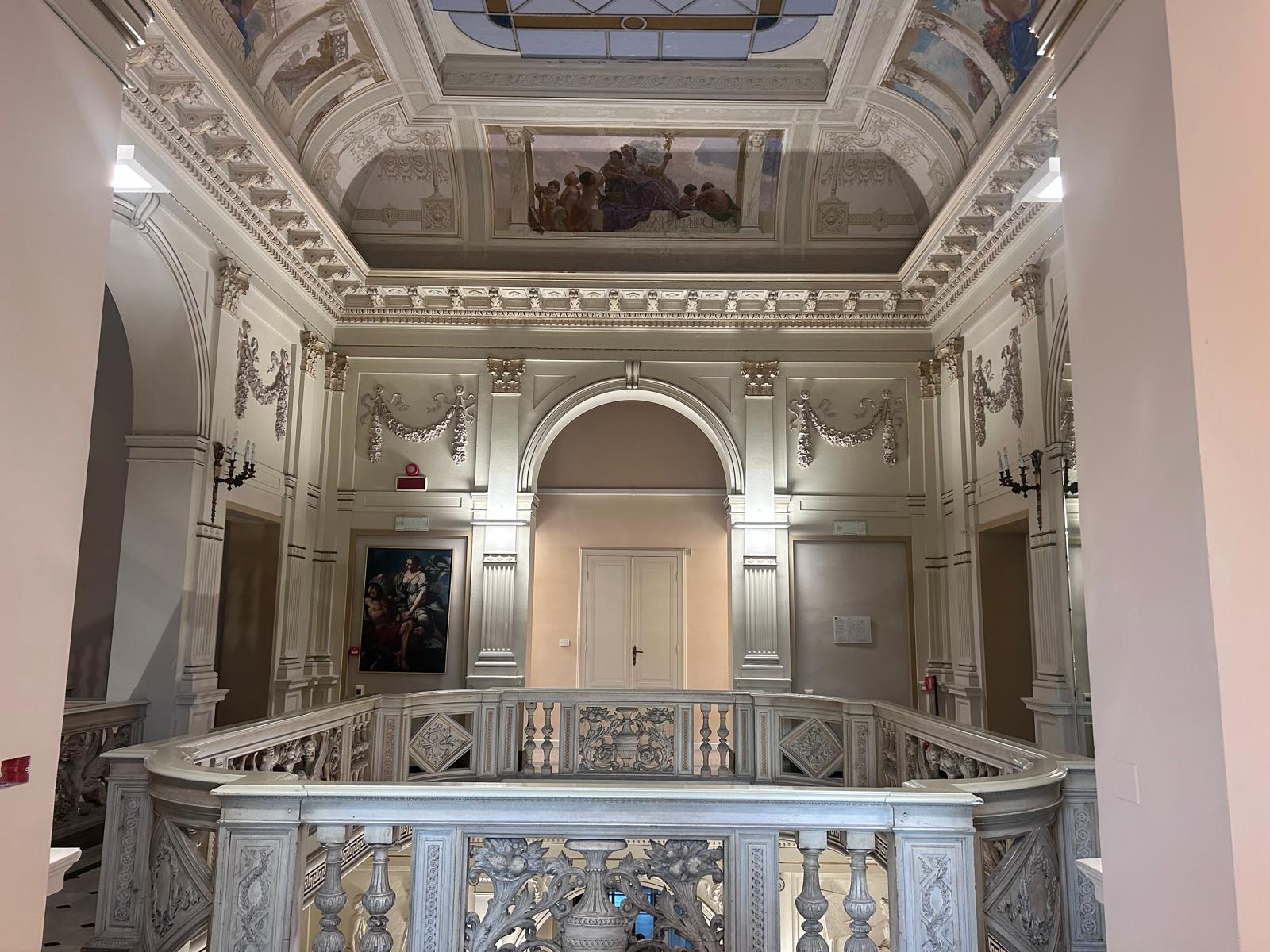Facciata di Palazzo Zalum a Livorno con colonne corinzie e vista sul mare.