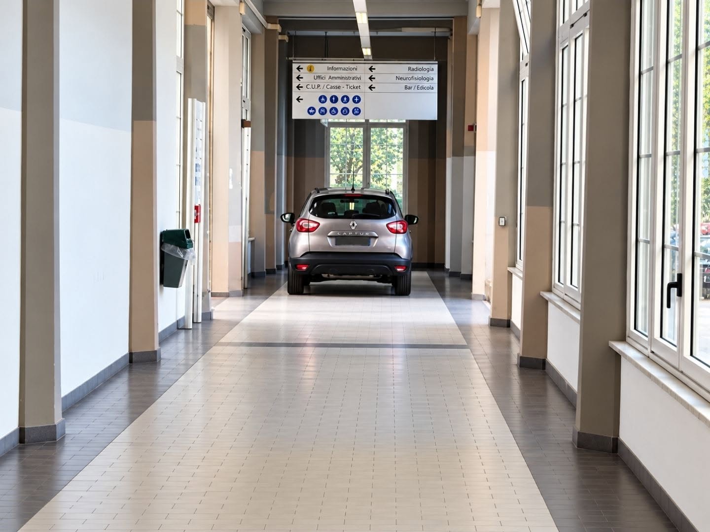 Un'auto all'interno dei corridoi dell'ospedale di Livorno